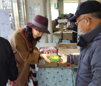 김이정후원자님 경로식당 어르신들에게 코사지 전달 이미지